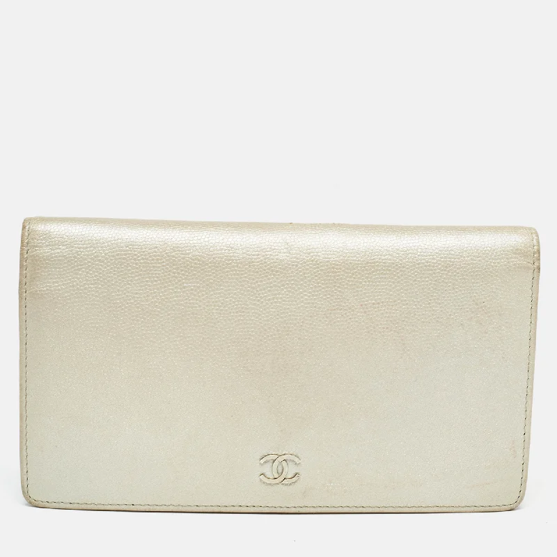 Women's money clip for the modern bohemian style​Chanel Pearl White Caviar Leather Cc L Yen Continental Wallet