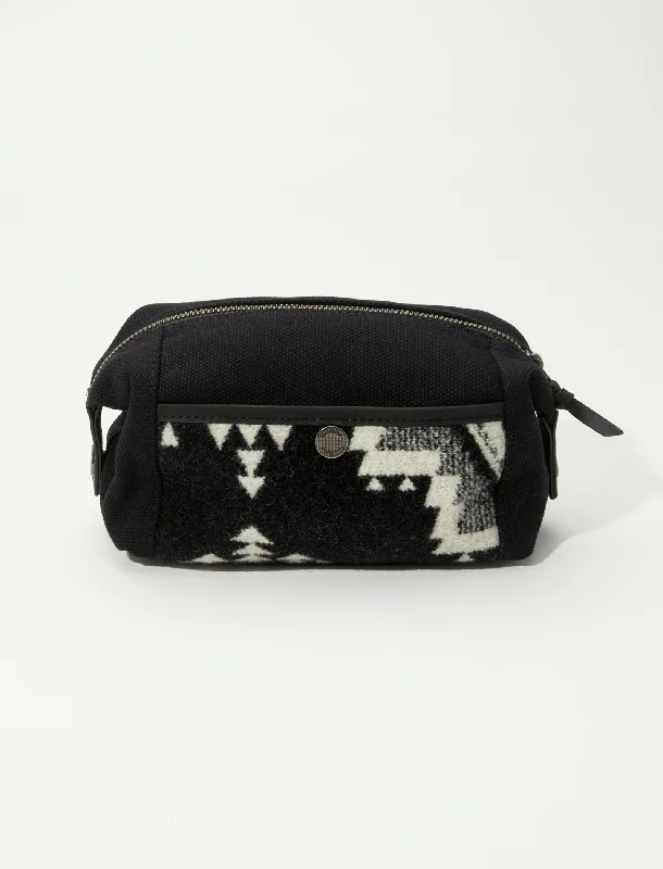 Money clips with magnetic closureLucky Brand Rock Point Travel Pouch