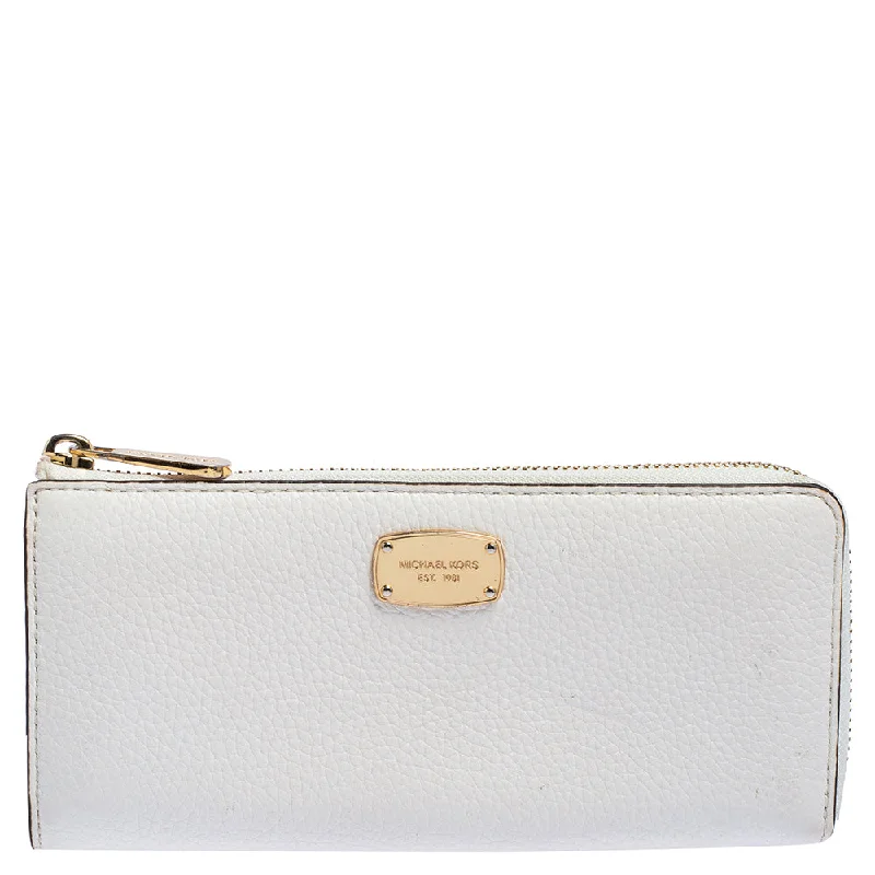 Stylish women's money clip for business meetingsMichael Kors Off White Leather Zip Continental Wallet.. Stylish women's money clip for business meetingsMichael Kors Off White Leather Zip Continental Wallet..