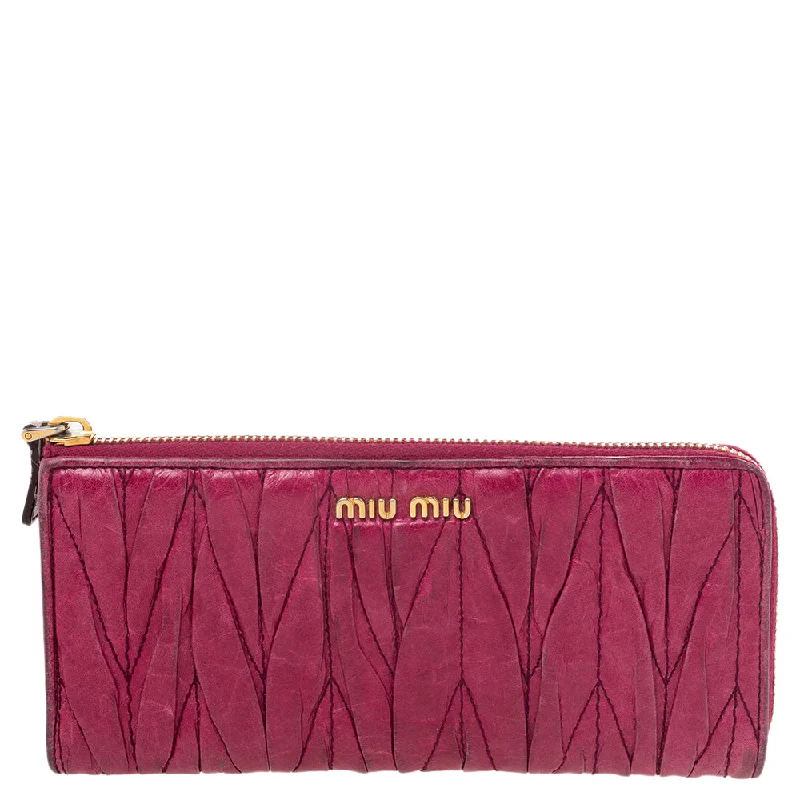 Women's money clip with a built - in card holderMiu Miu Pink Leather Matelassé Zip Around Wallet.. Women's money clip with a built - in card holderMiu Miu Pink Leather Matelassé Zip Around Wallet..