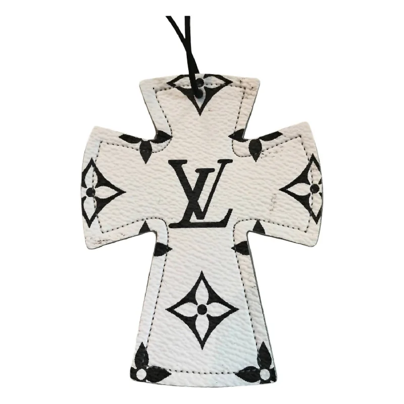 Women's money clip in a trendy geometric shape​Mono Leather Cross Car Charm In White/leopard