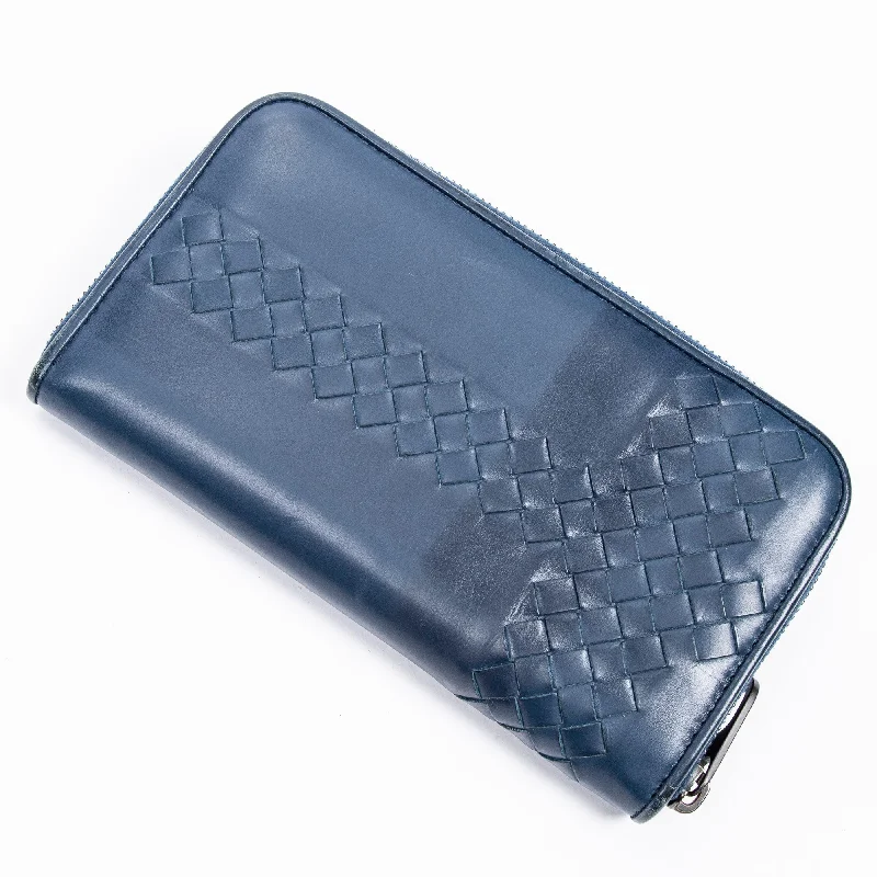 Soft - touch women's money clip for a comfortable grip​Zip Around Wallet