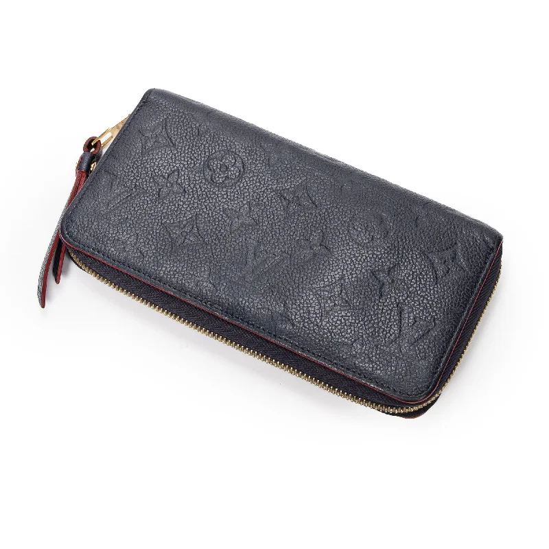 Women's money clip with a heart - shaped cutout​Zippy Wallet
