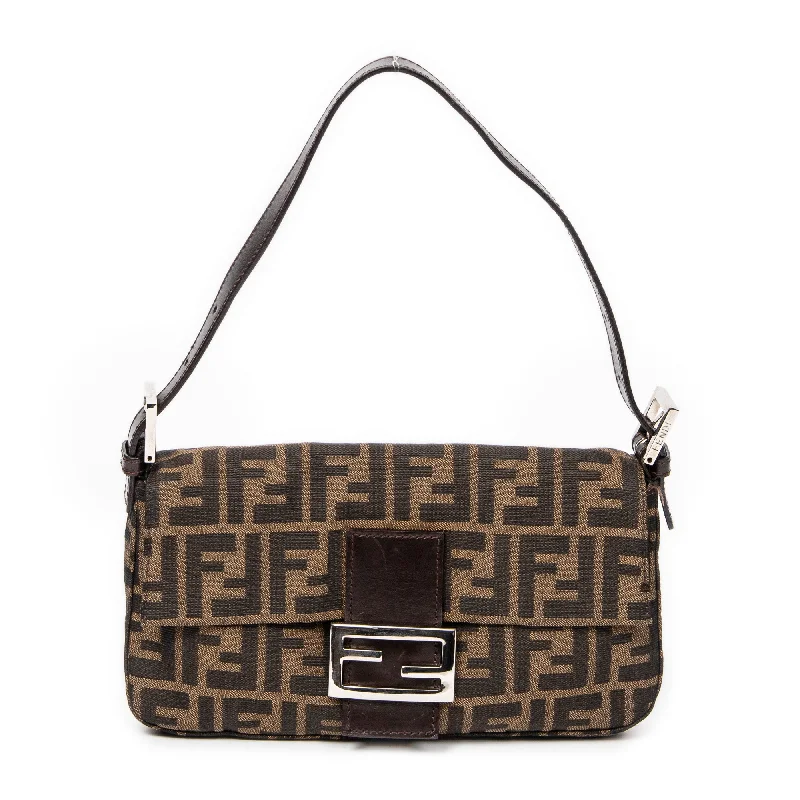 Shoulder Bag with Chain Strap in Silver for a Trendy AppearanceBaguette