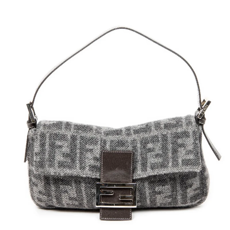 Women's Shoulder Bag with Faux Fur Strap in White for Winter StyleBaguette