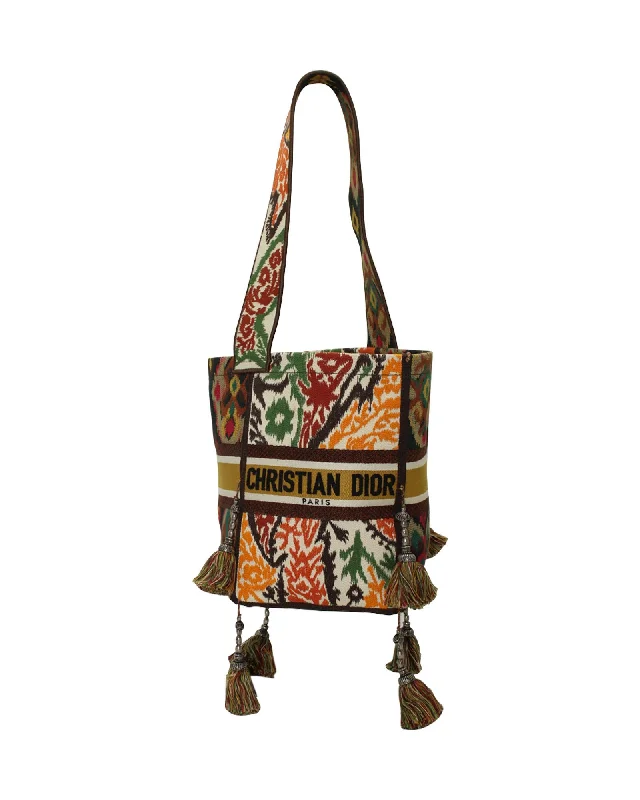 Quilted Tote Bag in Cream with Silver Hardware for a Classic and Sophisticated StyleDior Paisley Embroidery D-Bucket Bag in Multicolor Canvas Quilted Tote Bag in Cream with Silver Hardware for a Classic and Sophisticated StyleDior Paisley Embroidery D-Bucket Bag in Multicolor Canvas