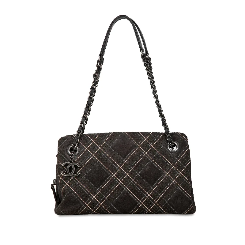 Shoulder Bag with Chain Strap in Silver for a Trendy AppearanceGray Chanel Suede Paris-Edinburgh Saltire Shoulder Bag Shoulder Bag with Chain Strap in Silver for a Trendy AppearanceGray Chanel Suede Paris-Edinburgh Saltire Shoulder Bag