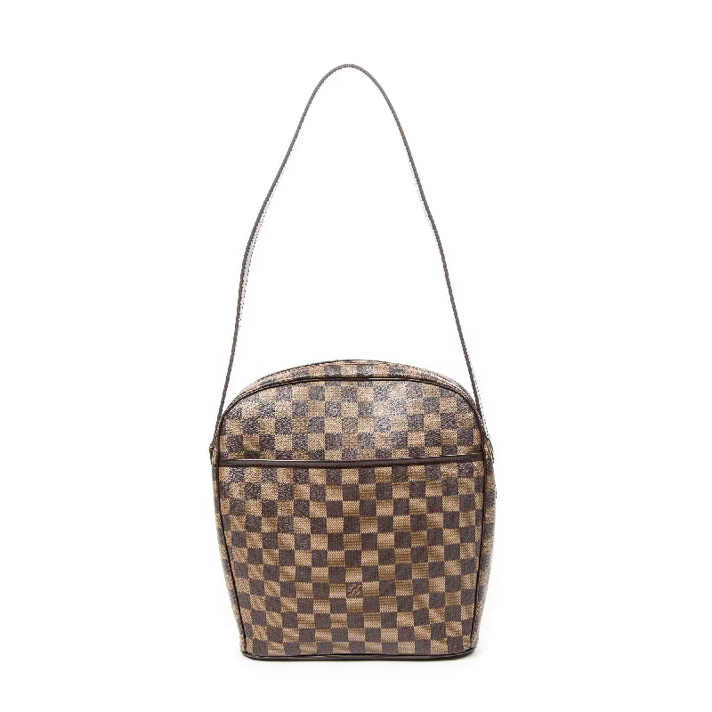 Quilted Shoulder Bag in Cream for a Classic and Elegant LookIpanema GM
