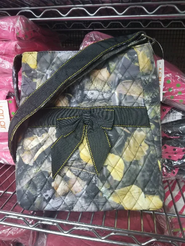 Women's Crossbody Bag with Magnetic Closure in White for Quick AccessQRC2723 Mountain Camo Quilted Hipster/Messenger